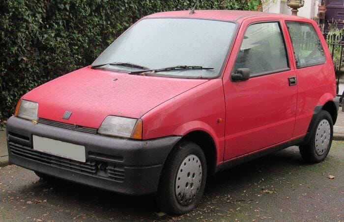 Dieses Foto zeigt einen Fiat Cinquecento - eines der Modelle, die ab 2022 als Oldtimer gelten.