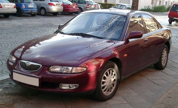 Dieses Foto zeigt einen MAzda Xedos 6 - eines der Modelle, die ab 2022 als Oldtimer gelten.
