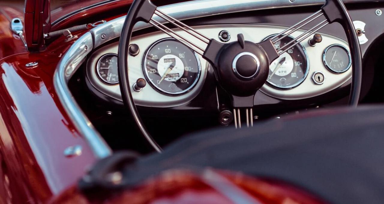 Dieses Foto zeigt das Lenkrad eines Oldtimers.