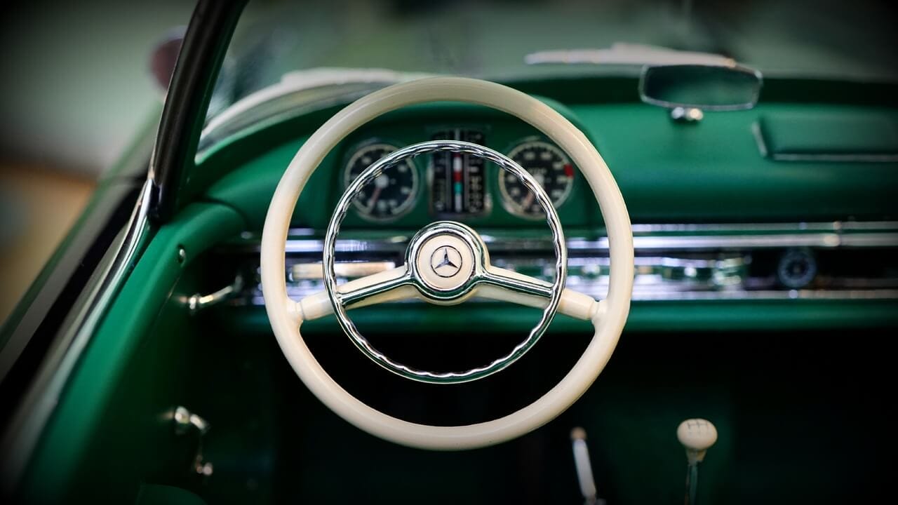 Dieses Foto zeigt das Lenkrad eines Oldtimers.