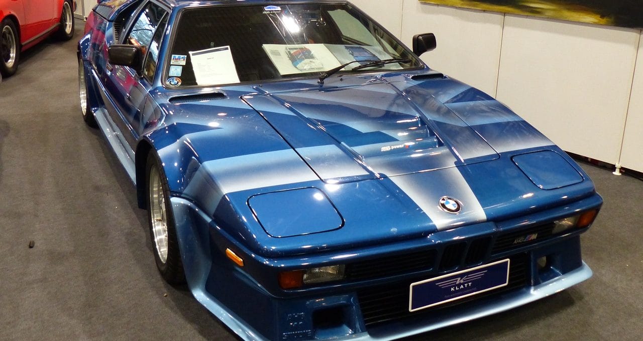Dieses Foto zeigt einen Oldtimer, der bei einer Oldtimer-Messe ausgestellt wurde.