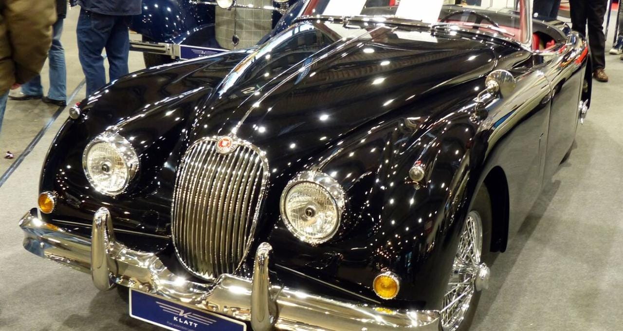 Dieses Foto zeigt einen Oldtimer, der bei einer Oldtimer-Messe ausgestellt wurde.