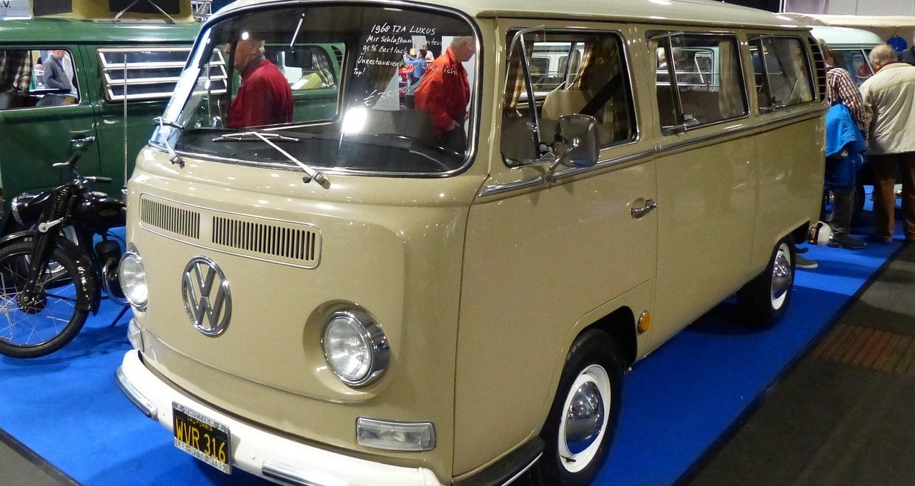 Dieses Foto zeigt einen Oldtimer, der bei einer Oldtimer-Messe ausgestellt wurde.