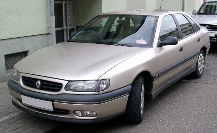 Dieses Foto zeigt einen Renault Safrane .- eines der Modelle, die ab 2022 als Oldtimer gelten.