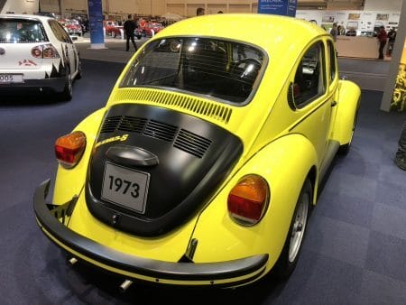 Techno Classica Thilo 1 Dieses Foto zeigt das Heck eines VW Käfer-Oldtimers, der auf der Techno Classica ausgestellt wurde.