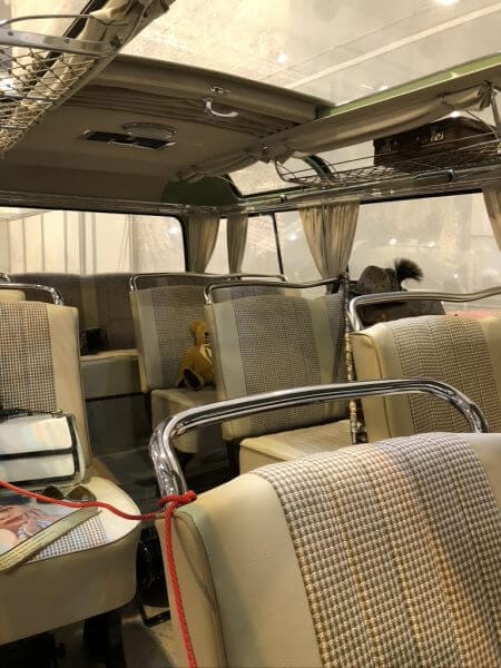 Dieses Foto zeigt den Innenraum eines Oldtimers, der auf der Techno Classica ausgestellt wurde.