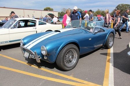 Dieses Foto zeigt eine AC Cobra MK II 289, ein Oldtimer-Cabrio aus dem Jahr 1963