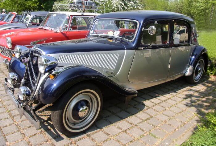 Dieses Foto zeigt einen Citroen 11cv , der von der Firma Sodermanns fachgerecht für einen Menschen mit Bewegungseinschränkungen umgebaut wurde.