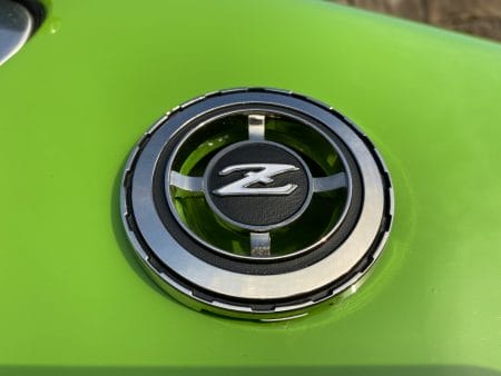 Datsun 240Z_2 Dieses Foto zeigt das Datsun 240Z- Logo. Ein wahrer Hidden Classic abseits des Mainstreams.