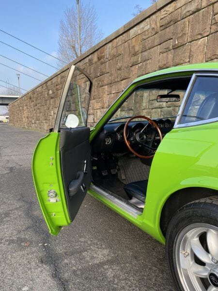 Datsun 240 Z_1 Dieses Foto zeigt einen Datsun 240 Z. Die offene Fahrertür gewährt einen kleinen Einblick in den Innenraum des Fahrzeuges. Ein wahrer Hidden Classic abseits des Mainstreams.
