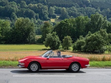 Dieses Foto zeigt ein Oldtimer-Cabrio - das Modell Fiat Dino Spider.