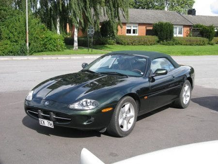 Dieses Foto zeigt ein Jaguar XK Oldtimer-Cabrio