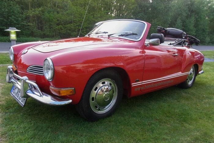 Dieses Foto zeigt einen Volkswagen Karmann Ghia, der von der Firma Sodermanns fachgerecht für einen Rollstuhlfahrer umgebaut wurde.