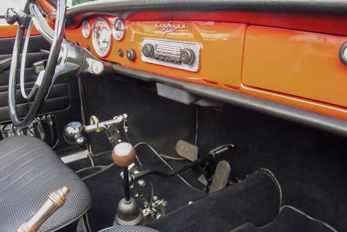 Dieses Foto zeigt das für die Steuerung eingebaute Handgerät eines Volkswagen Karmann Ghia, der von der Firma Sodermanns fachgerecht für einen Rollstuhlfahrer umgebaut wurde.