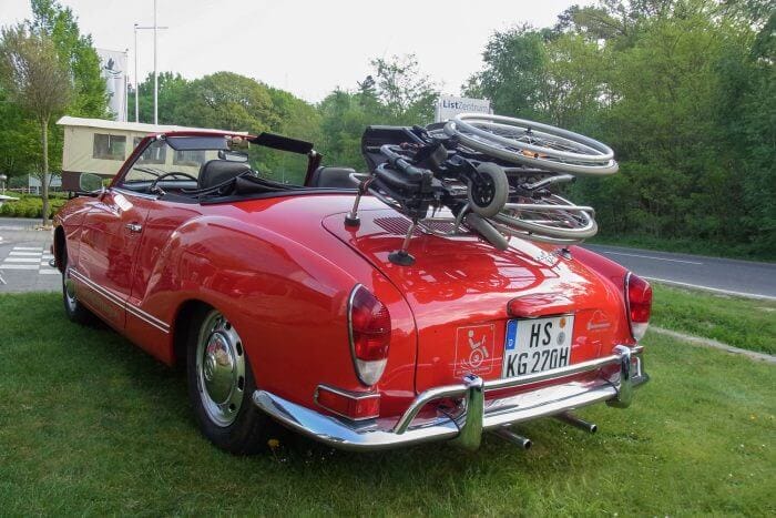 Dieses Foto zeigt den zum Rollstuhltransportsystem umgebauten Gepäckträger eines Volkswagen Karmann Ghia, der von der Firma Sodermanns fachgerecht für einen Rollstuhlfahrer umgebaut wurde.