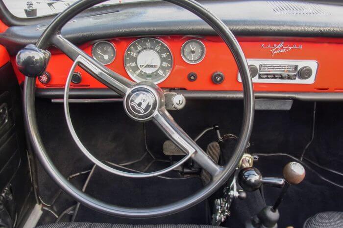 Dieses Foto zeigt den eingebauten Lenkraddrehknauf eines Volkswagen Karmann Ghia, der von der Firma Sodermanns fachgerecht für einen Rollstuhlfahrer umgebaut wurde.