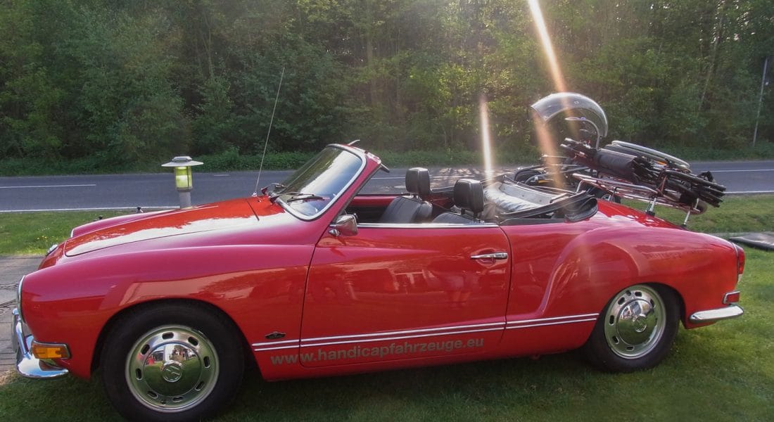 Volkswagen Karmann Ghia_Seitenansicht Dieses Foto zeigt einen Volkswagen Karmann Ghia, der von der Firma Sodermanns fachgerecht für einen Rollstuhlfahrer umgebaut wurde.