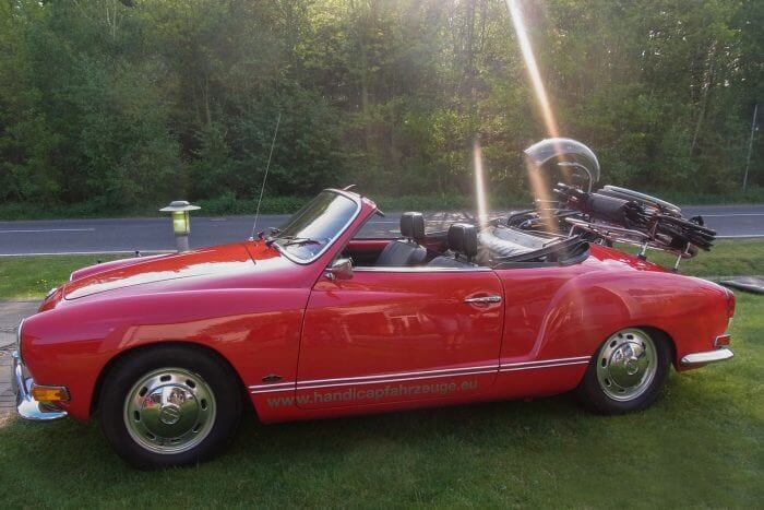 Dieses Foto zeigt einen Volkswagen Karmann Ghia, der von der Firma Sodermanns fachgerecht für einen Rollstuhlfahrer umgebaut wurde.