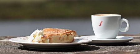 Eine Kaffee- und Kuchenpause darf bei einer Tour mit dem Oldtimer am Niederrhein nicht fehlen.