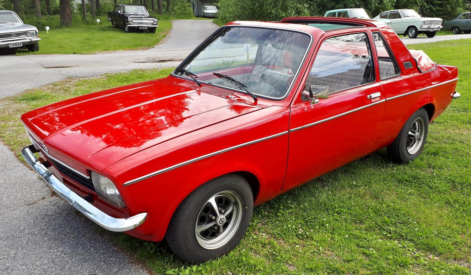 Opel Kadett Aero Dieses Foto zeigt den Hidden Classic Opel Kadett Aero in rot.