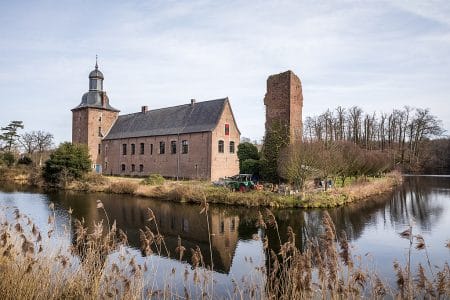 Dieses Foto zeigt Schloss Tüschenbroich, ein lohnendes Ziel bei einer Tour mit dem Oldtimer am Niederrhein.
