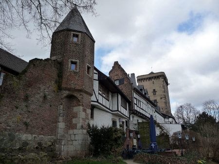 Dieses Foto zeigt die Zollfeste Zons, ein lohnendes Ziel bei einer Tour mit dem Oldtimer am Niederrhein.
