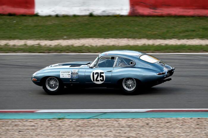 Dieses Foto zeigt einen Oldtimer-Rennwagen beim Event Nürburgring Classic.