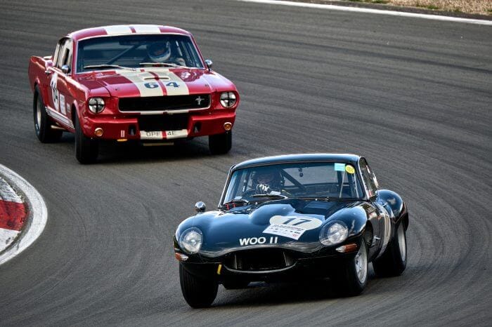 Dieses Foto zeigt einen roten und einen blauen Oldtimer-Rennwagen beim Event Nürburgring Classic.