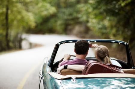 Ein Mann und eine Frau in einem Oldtimer