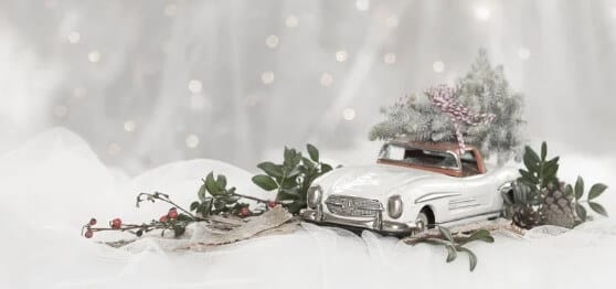 Weihnachtlich inszenierter Oldtimer.