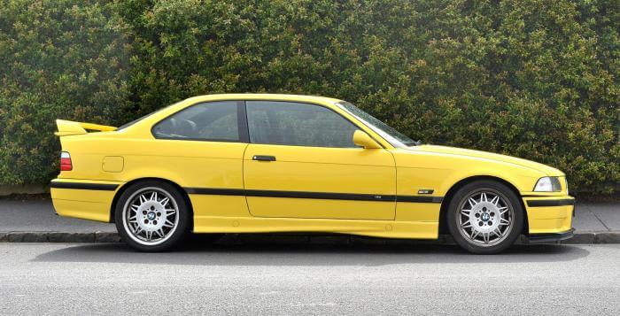 Dieses Foto zeigt einen gelben BMW M3, der 2023 zum Oldtimer avanciert.