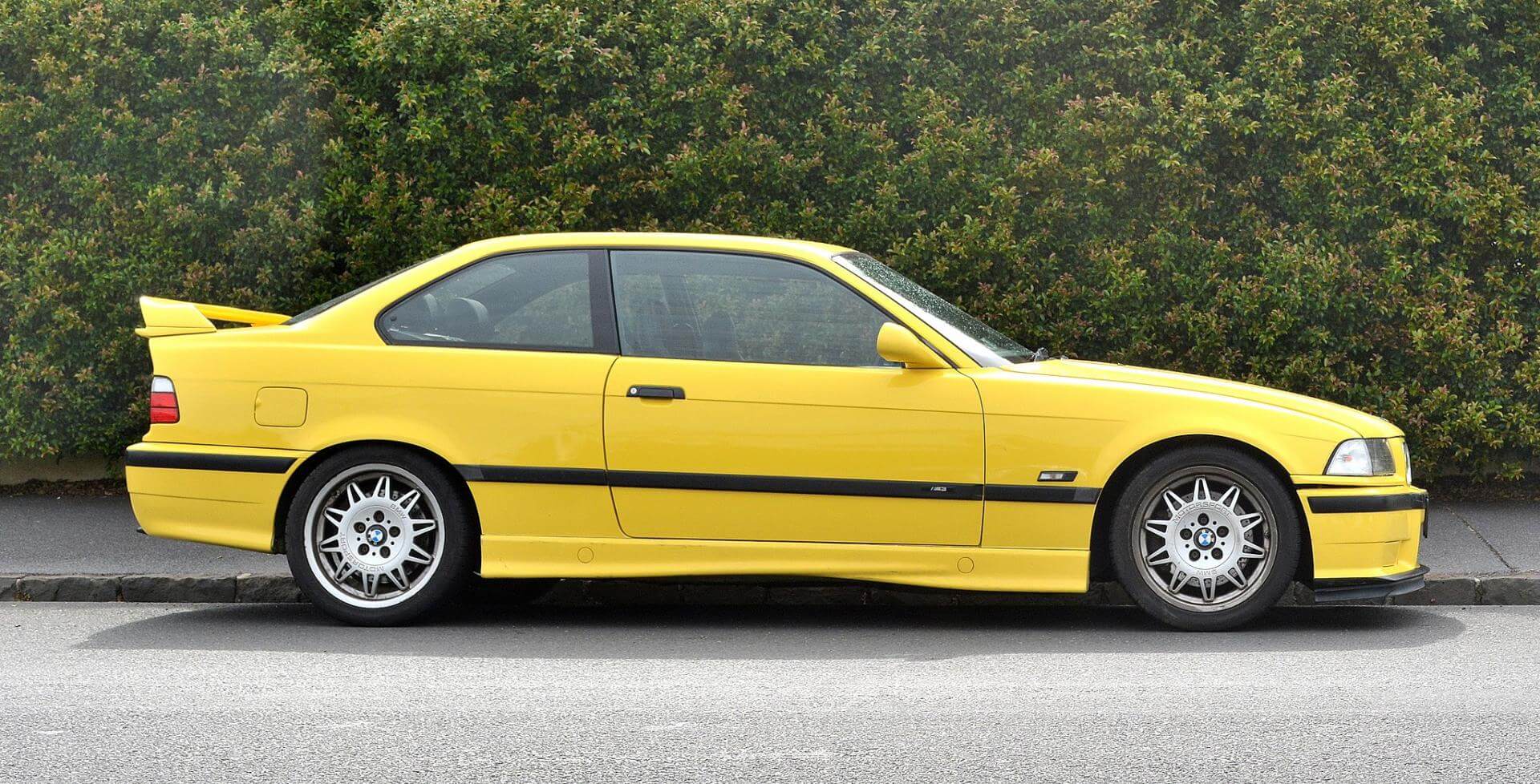Oldtimer 2023 - BMW M3 Dieses Foto zeigt einen gelben BMW M3, der 2023 zum Oldtimer avanciert.