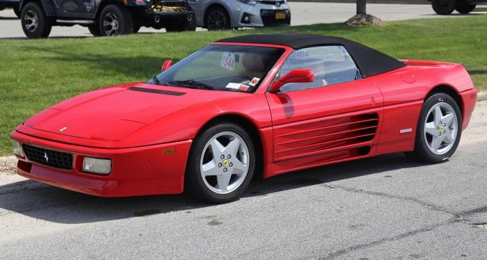 Dieses Foto zeigt einen roten Ferrari 348 Spider, der 2023 zum Oldtimer avanciert.