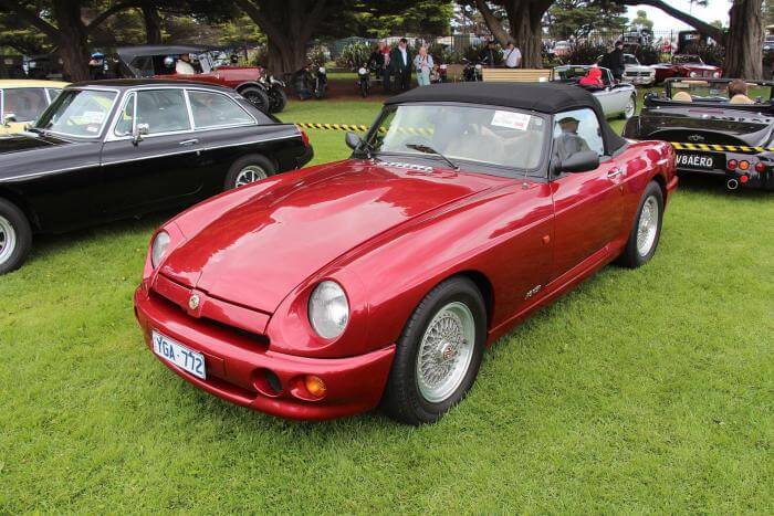 Dieses Foto zeigt einen roten MG RV8, der 2023 zum Oldtimer avanciert.