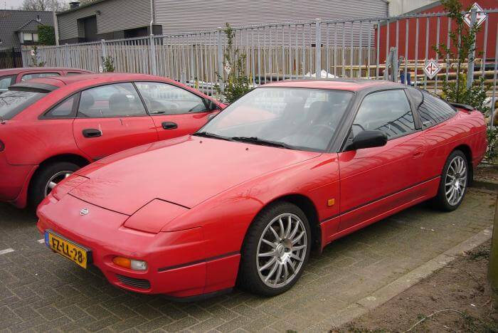 Dieses Foto zeigt einen roten Nissan 200SX, der 2023 zum Oldtimer avanciert.