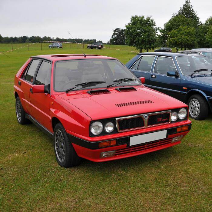 Dieses Foto zeigt einen roten Lancia Delta Integrale, der 2023 zum Oldtimer avanciert.