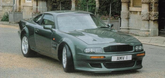Oldtimer 2023 - Aston Martin Virage Vantage Dieses Foto zeigt einen grünen Aston Martin Virage Vantage, der 2023 zum Oldtimer avanciert.