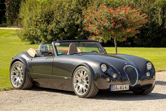 Dieses Foto zeigt einen silbernen Wiesmann MF3, der 2023 zum Oldtimer avanciert.