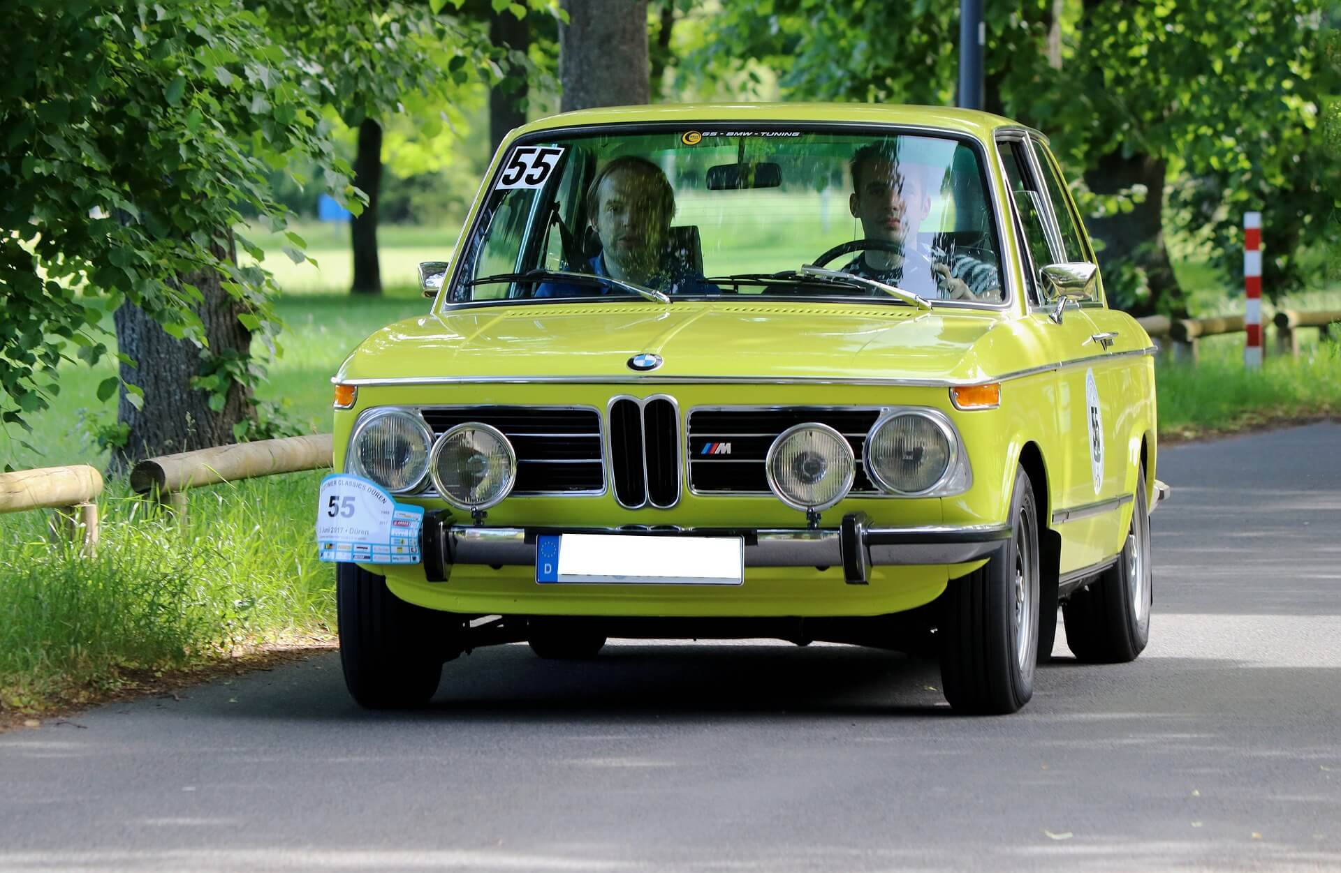 gelber BMW Oldtimer