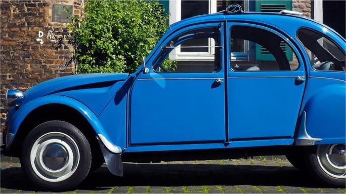 Die Ente ist ein begehrter Citroën Oldtimer. Hier in einem knalligen blau.