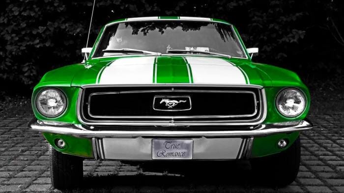 Gruen-weisser Ford Mustang Oldtimer