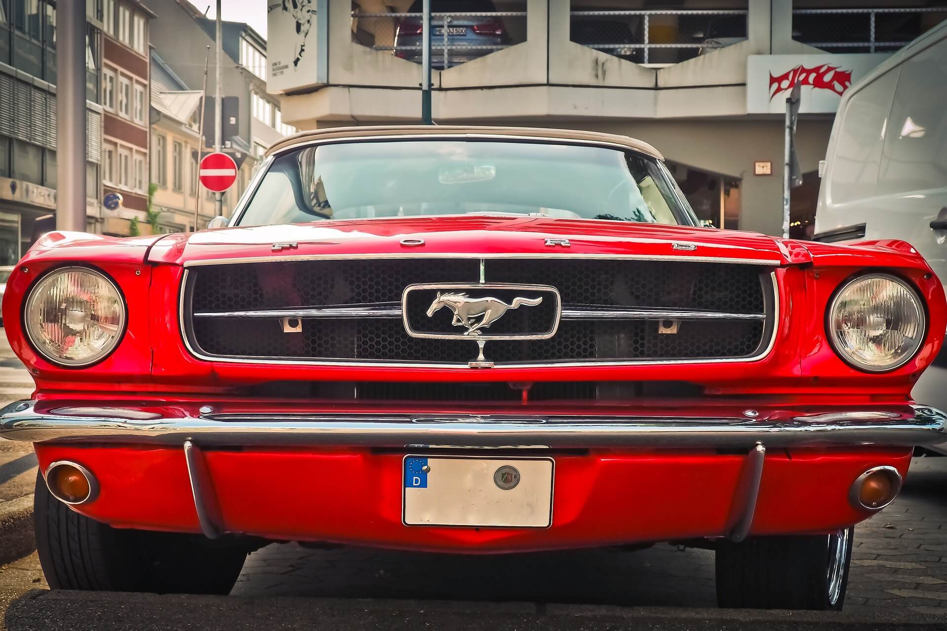 Roter Ford Mustang Oldtimer
