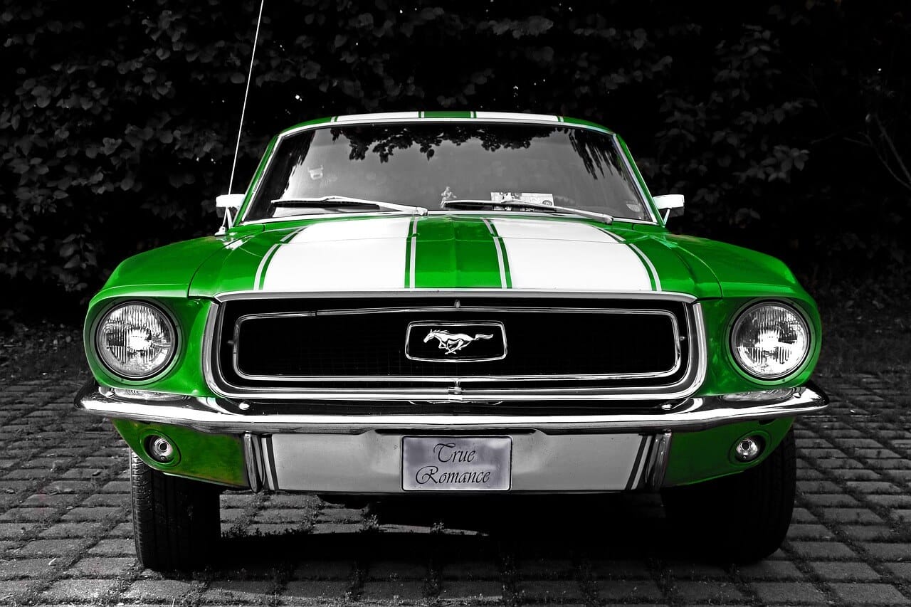Grün-weißer Ford Mustang Oldtimer