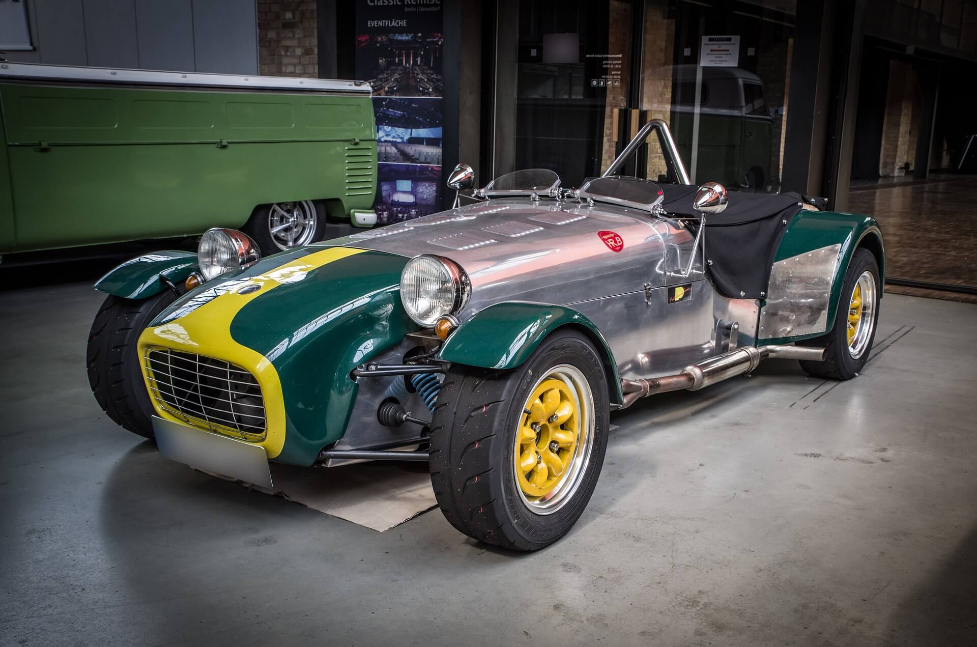 grün-silbener Lotus Oldtimer