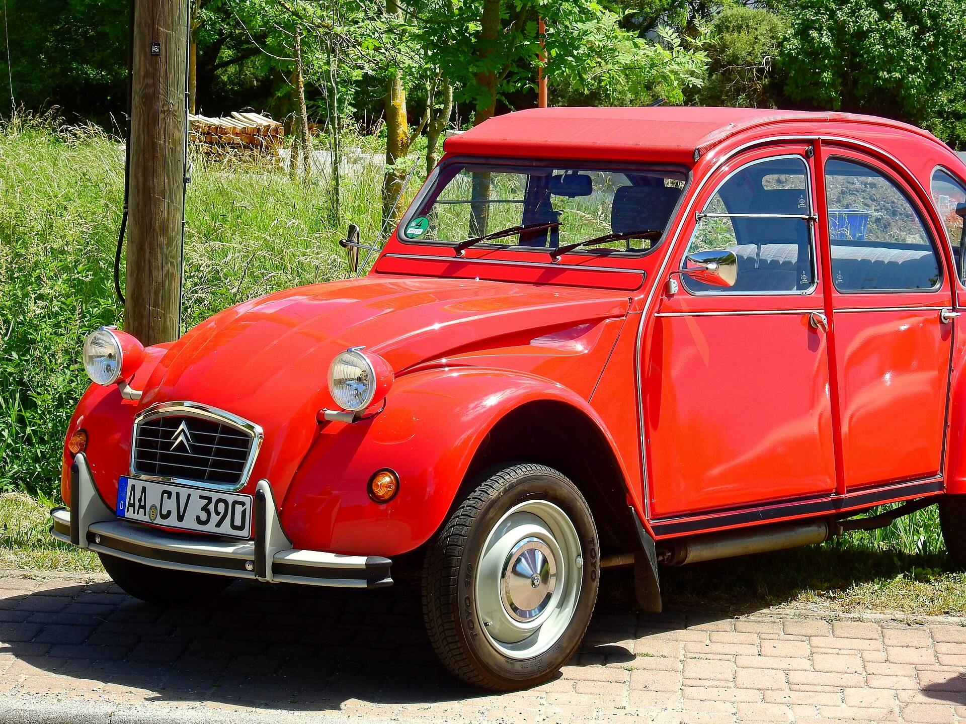 Die Ente ist ein begehrter Citroën Oldtimer. Hier in einem schönen rot.