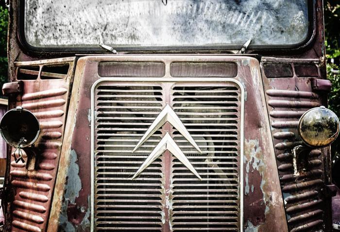 Restaurationsbedürftiger Citroen Oldtimer 