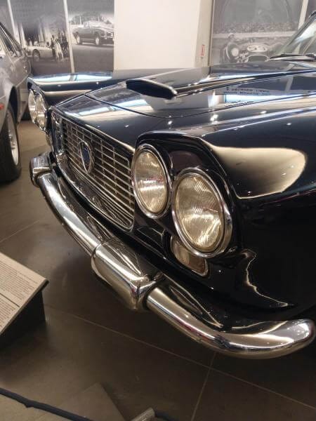 Front eines Lancia Flaminia Oldtimers, der in einem Museum ausgestellt wird.
