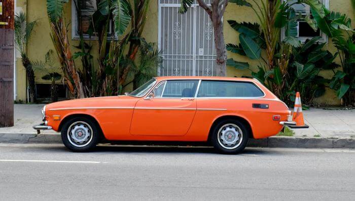 orangener Volvo 1800 ES Oldtimer