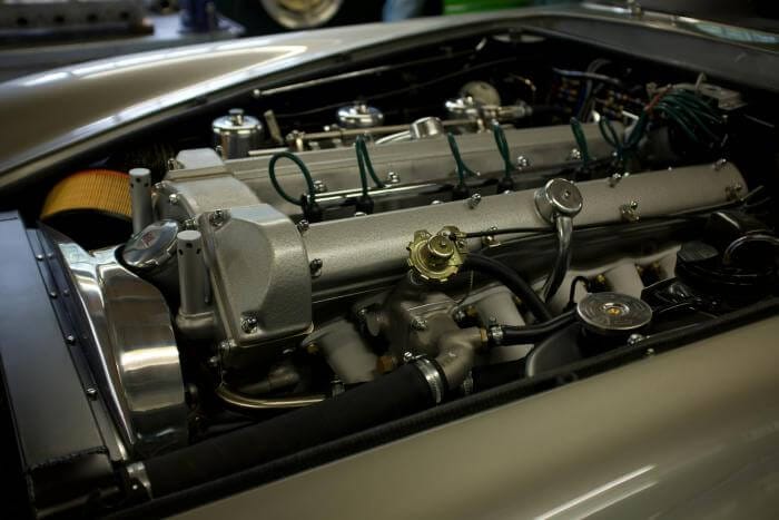 Motor eines Aston Martin DB5 Oldtimers