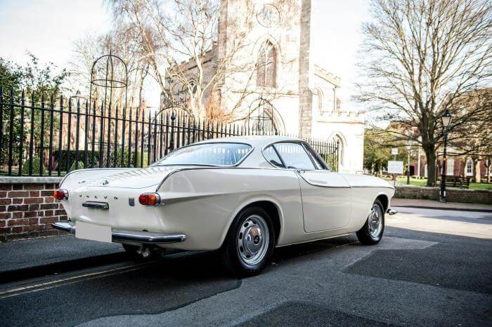 Heck eines weißen Volvo P1800 Oldtimers